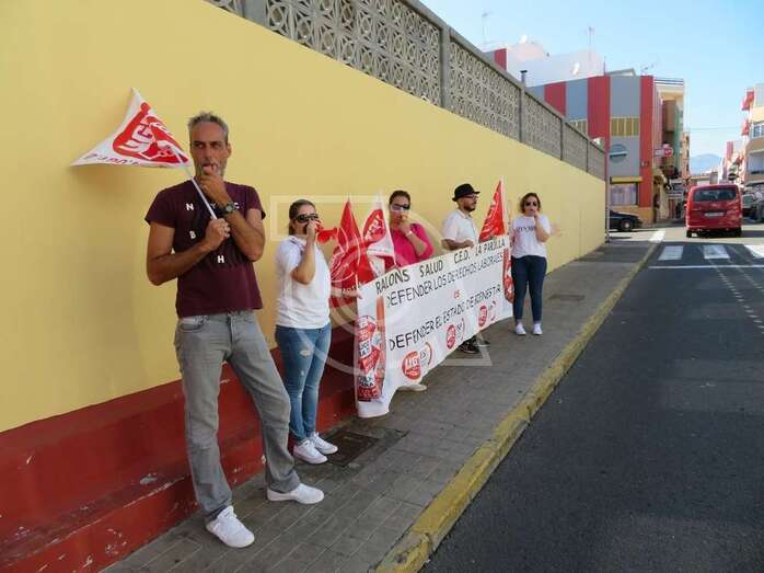 Protesta de este lunes enfrente de Servicios Sociales (Foto TA)